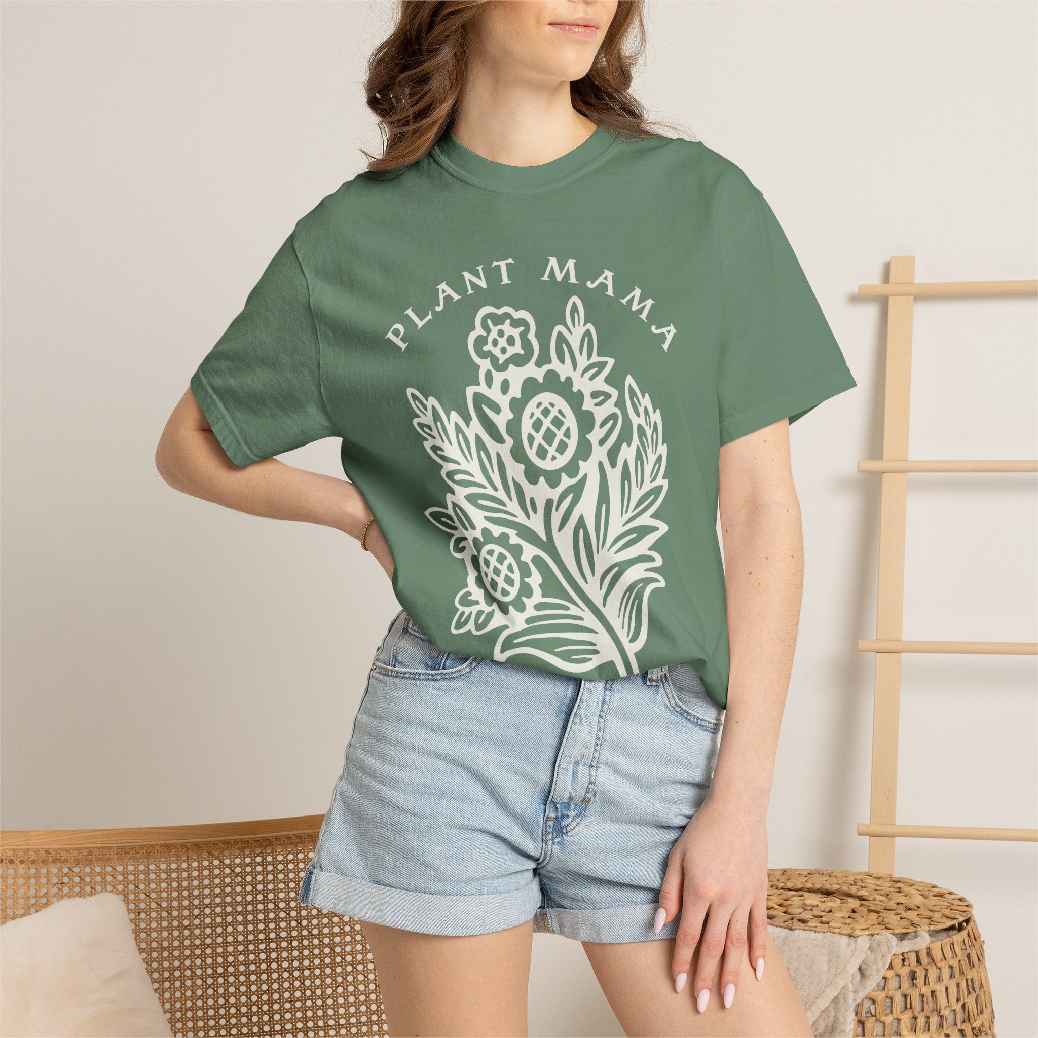 Plant Mama floral illustration T-Shirt | botanical mother design