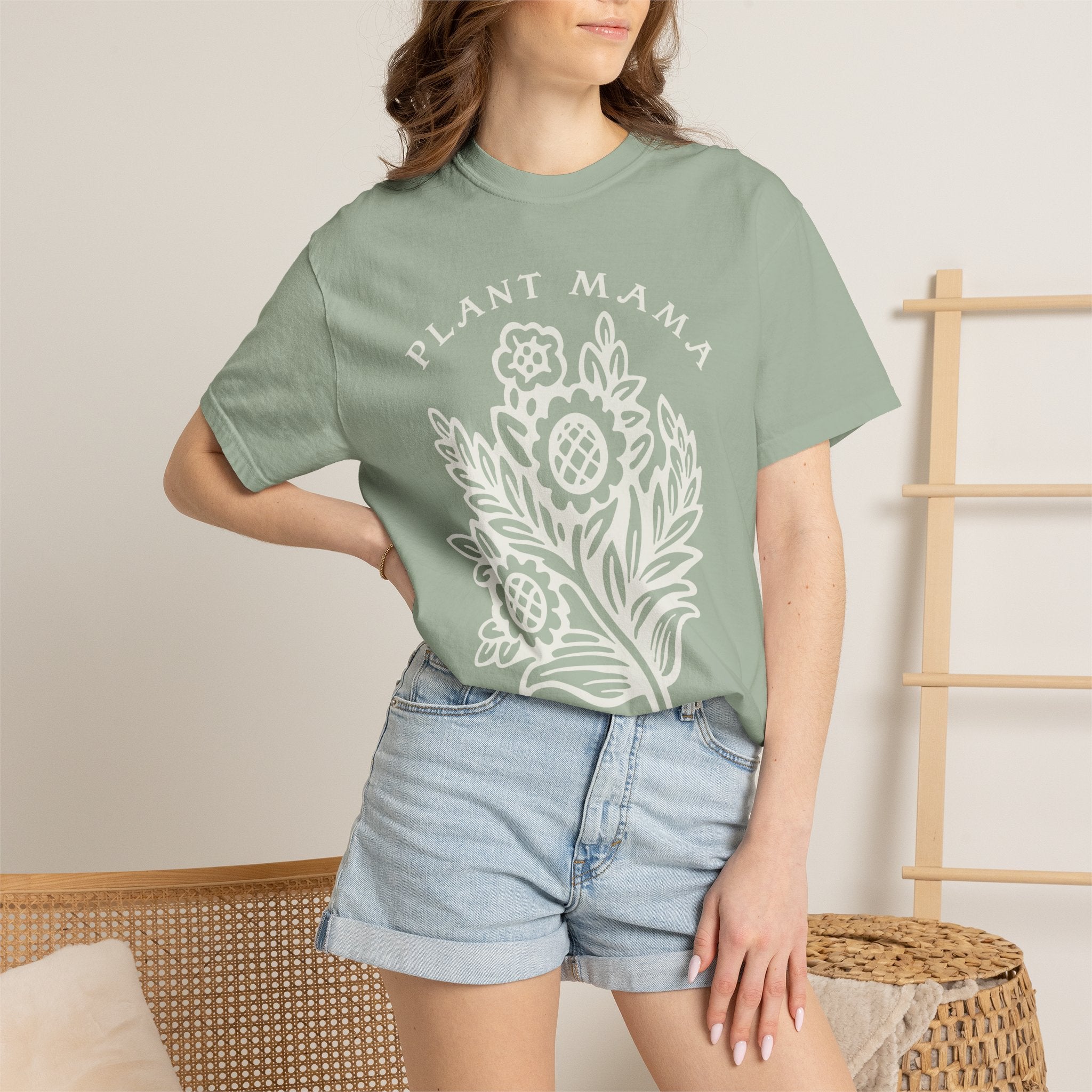 Plant Mama floral illustration T-Shirt | botanical mother design